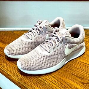 WOMEN'S NIKE TANJUN SUSTAINABLE SNEAKERS Size 11